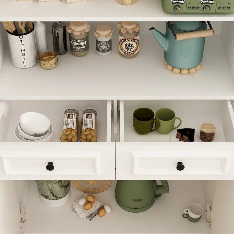 Hoge opbergkast met glazen deuren en open planken