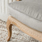 Gestoffeerde Grijze Accentfauteuil met Verweerde Houten Poten - 38Hx29Bx31D