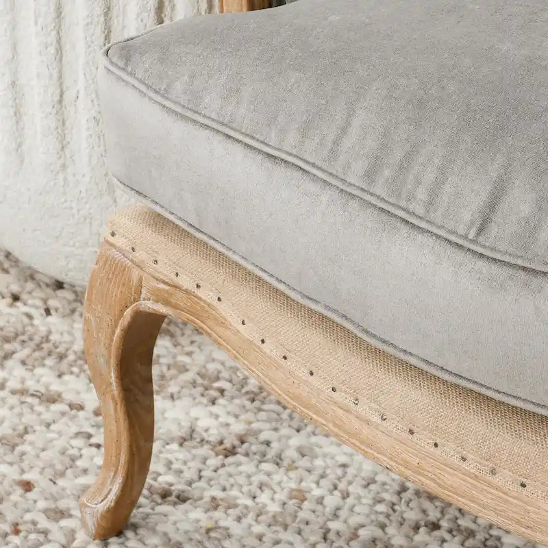 Gestoffeerde Grijze Accentfauteuil met Verweerde Houten Poten - 38Hx29Bx31D