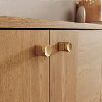 Modern eiken dressoir met messing handgrepen