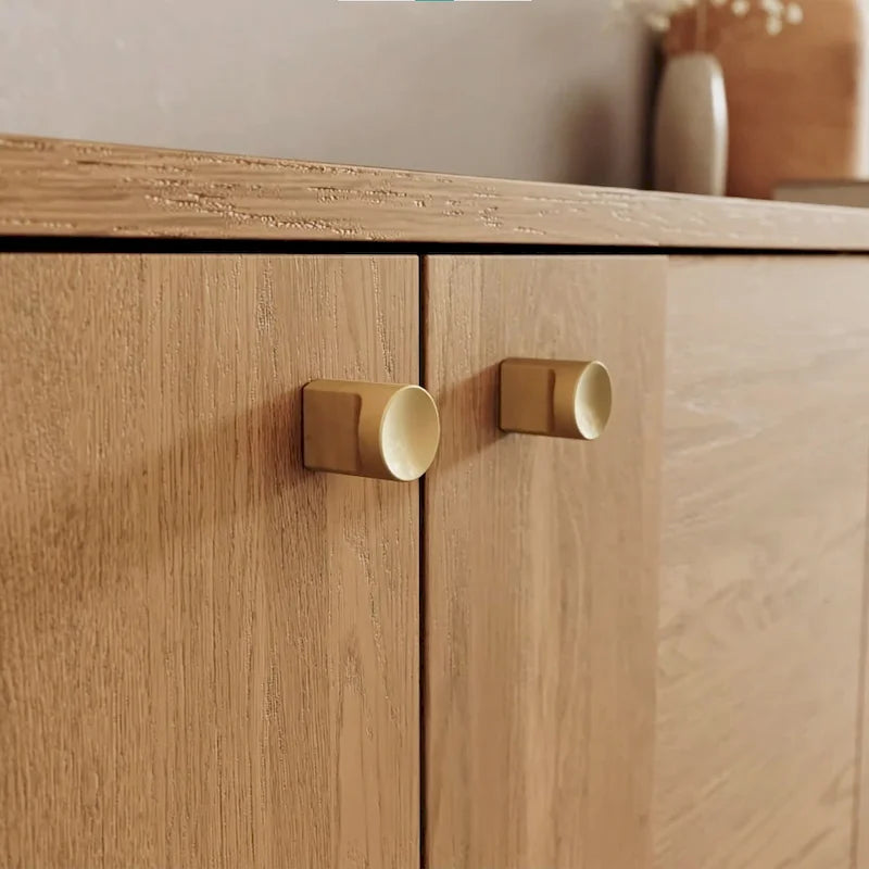 Modern eiken dressoir met messing handgrepen