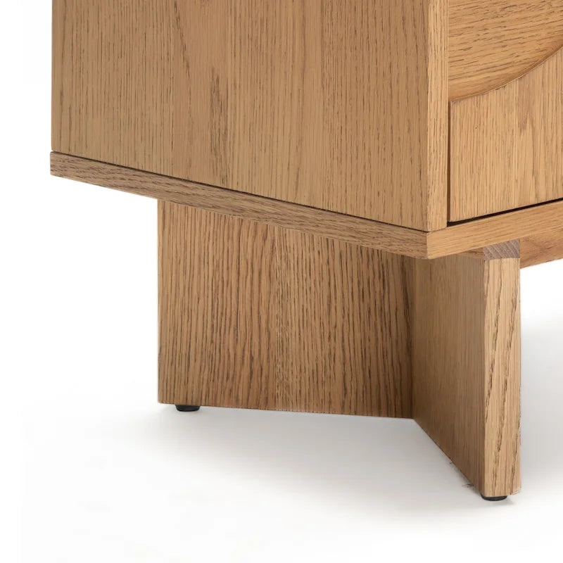 Modern eiken dressoir met messing handgrepen